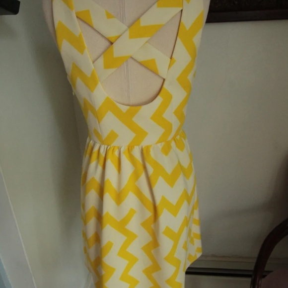 NWTJulie Brown Gabrielle Lemonade Yellow White Chevron Dress - Picture 4 of 5